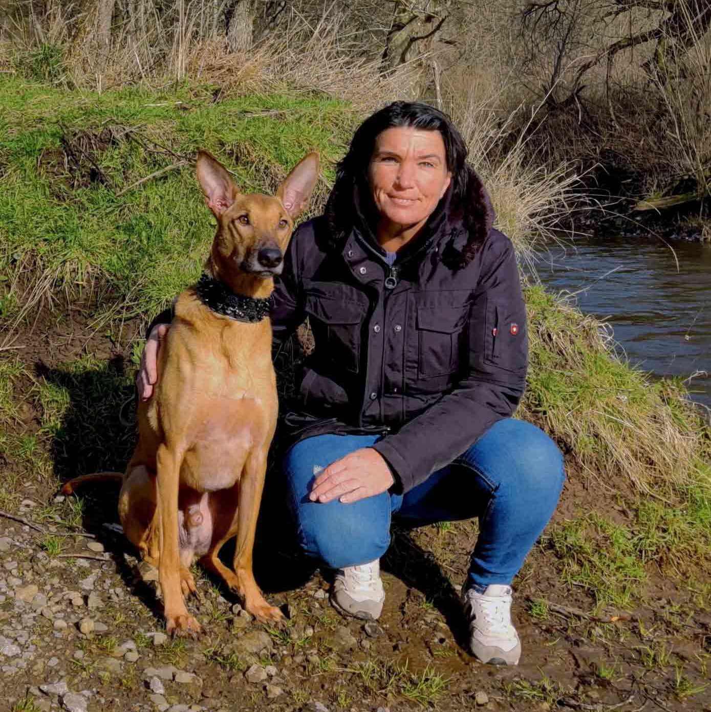 Hundetrainerin mit Hund